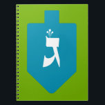 Colorful Dreidel w. Hebreeuwse letters Gimmel & Sh Notitieboek<br><div class="desc">Helderheid blauwgroen op groene achtergrond met de Hebreeuwse letter gimmel aan de ene kant en schijn aan de andere kant voor de viering van de joodse vakantie van de Hanukkah. Traditioneel spelen kinderen (en vaak volwassenen) tijdens de vakantie van Chanoekah een veilig spel met een droidel (of sevion in het...</div>