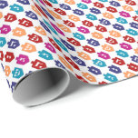 Colorful Dreidels: de joodse feestdag van Hanukkah Cadeaupapier<br><div class="desc">Cute en vrolijke droidels met de Hebreeuwse letters nun, gimmel, hey, en shin, voor de viering van de joodse vakantie van Hanukkah. Traditioneel spelen kinderen (en vaak volwassenen) tijdens de vakantie van Chanoekah een veilig spel met een droidel (of sevion in het moderne Hebreeuws). Op de vier muren staan de...</div>