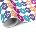 Colorful Dreidels: de joodse feestdag van Hanukkah Cadeaupapier<br><div class="desc">Cute en vrolijke droidels met de Hebreeuwse letters nun, gimmel, hey, en shin, voor de viering van de joodse vakantie van Hanukkah. Traditioneel spelen kinderen (en vaak volwassenen) tijdens de vakantie van Chanoekah een veilig spel met een droidel (of sevion in het moderne Hebreeuws). Op de vier muren staan de...</div>
