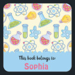 Colorful Fun School Science Pattern gepersonalisee Vierkante Sticker<br><div class="desc">Een kleurrijk Fun-schoolpatroon met schoolbenodigdheden en ruimte,  Robots,  laboratoriumapparatuur in leuke gedurfde kleuren. Ideaal voor persoonlijke labels voor boeken,  tijdschriften en het labelen van schoolbenodigdheden.</div>