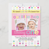 Colorful Fun Twin Girls First Birthday Uitnodiging (Voorkant)