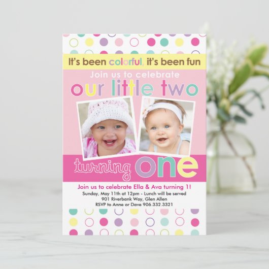 Colorful Fun Twin Girls First Birthday Uitnodiging (Staand voorkant)