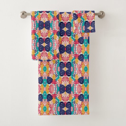 Colorful geometric-patterned towels hang  bad handdoek (Insitu)