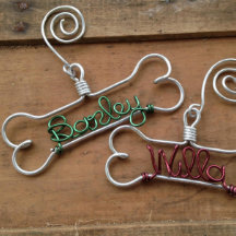 Colorful Holiday Wire Dog Bone met kerstversiering