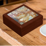 Colorful Jasper Stone Pattern Cadeaudoosje<br><div class="desc">Winkel trinkets,  sieraden en andere kleine keepsakes in deze houten cadeaudoos met keramische tegel die een afbeelding bevat van de kleurrijke patronen van Afbeelding Agate,  een soort Jasper stone. Selecteer de grootte en kleur van het cadeauvakje.</div>