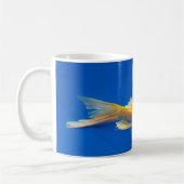 Colorful Koi in Blue Pool Koffiemok (Links)