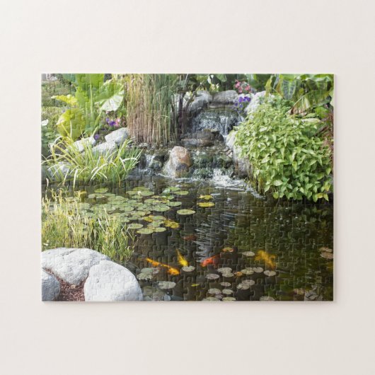 Colorful Koi in Lily-vijver met waterval Legpuzzel (Horizontaal)