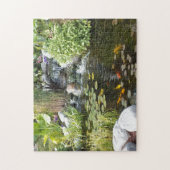 Colorful Koi in Lily-vijver met waterval Legpuzzel (Verticaal)