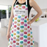 Colorful Macarons Baker Chef Meme's Kitchen Custom Schort<br><div class="desc">Vun een platform met een patroon van handgetekende macro's en twee regels aangepaste tekst. Voeg de naam van een persoon toe, de naam van uw thema, een bakkerij, de naam van een restaurant, café of winkel, of verwijder de tekst en de rechthoek en gebruik gewoon het patroon. Ideaal voor bakkerijen,...</div>
