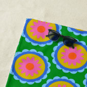 Colorful Mod 60s Bright Flower Mandala Pattern Strandlaken (In situ)