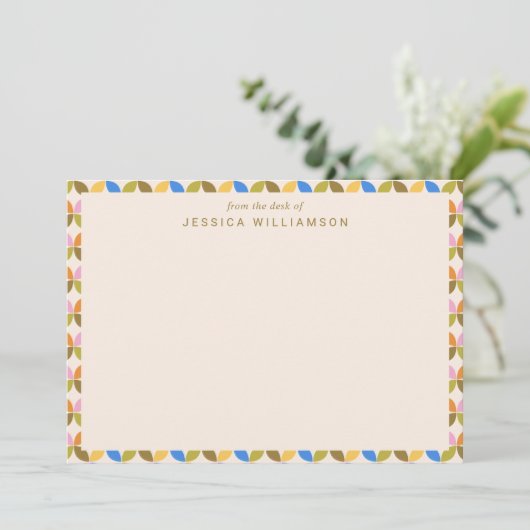 Colorful Modern Geometric Personalized Desk van Notitiekaartje (Staand voorkant)