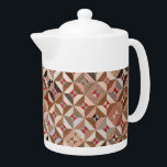 Colorful  Patchwork Quilt Spool Patroon Theepot<br><div class="desc">Deze charmante theepot bevat het ingewikkelde, kleurrijke wolpatroon van een Amerikaans patchwork quilt dat in het Smithsonian American Art Museum is gehuisvest. Geniet van de vele geometrische rotsdetails van de originele, antiek bijtende textielstof terwijl je een zacht kopje thee of koffie giet. In tonen van lichtbruin, taupe, koraal, rood, blauw,...</div>