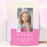 Colorful Pink Stars Birthday Kinder Girl Foto Bedankkaart<br><div class="desc">Kleurrijke Roze Sterren Verjaardag Kinder Meisje Foto Dank u Kaart. Schattige roze verjaardagskaartje bedankt voor je vrienden en familie. Upload uw foto en personaliseer de kaart met jouw naam en tekst. De kaart heeft kleurrijke sterren en vlekken. Geweldig als bedankkaart voor meisjes.</div>