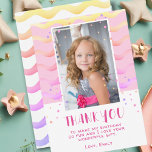 Colorful Pink Stars Birthday Kinder Girl Foto Bedankkaart<br><div class="desc">Colorful Pink Stars Birthday Kinder Girl Foto bedankt je kaart. Cute roze verjaardag bedankt je kaart voor je vrienden en familie. Upload uw foto en personaliseer de kaart met jouw naam en tekst. De kaart heeft kleurrijke sterren en golven. Geweldig als dank voor je kaart voor meisjes.</div>