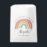 Colorful Rainbow Calligraphy Kids Birthday Bedankzakje<br><div class="desc">Kleurrijke Rainbow Calligraphy Kids Birthday Favor Tassen zijn voorzien van een handgetekende regenboog in tinten van roze,  sinaasappel,  geel en turquoise en een trendy kalligrafie naam.</div>