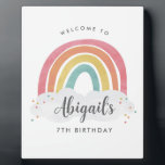 Colorful Rainbow Calligraphy Kids Birthday Fotoplaat<br><div class="desc">Kleurrijke Rainbow Calligraphy Kids Birthday Sign hebben een hand getekende regenboog in tinten van roze,  sinaasappel,  geel en turquoise en een trendy kalligrafie naam.</div>