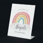 Colorful Rainbow Calligraphy Kids Birthday Reclamebord Met Voetstuk<br><div class="desc">Kleurrijke Rainbow Calligraphy Kids Birthday Sign hebben een hand getekende regenboog in tinten van roze,  sinaasappel,  geel en turquoise en een trendy kalligrafie naam.</div>