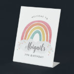 Colorful Rainbow Calligraphy Kids Birthday Reclamebord Met Voetstuk<br><div class="desc">Kleurrijke Rainbow Calligraphy Kids Birthday Sign hebben een hand getekende regenboog in tinten van roze,  sinaasappel,  geel en turquoise en een trendy kalligrafie naam.</div>