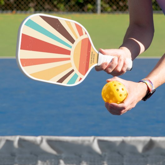 Colorful Retro Sun geeft aangepaste tekstnaam numm Pickleball Paddle (Insitu)