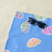 Colorful Seashells Pattern Light Blue Monogram Strandlaken (In situ)