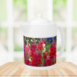 Colorful Snapdragon Garden Floral Theepot<br><div class="desc">Witte keramische theepot met deksel dat is voorzien van het afbeelding van een tuin van kleurrijke Snapdragon-bloem. De overheersende kleuren zijn rood en roze. Een mooi,  bloemetjesontwerp!</div>