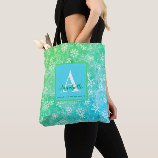 Colorful Snowflake Roze Green Blue Monogram Name Tote Bag (Dichtbij)