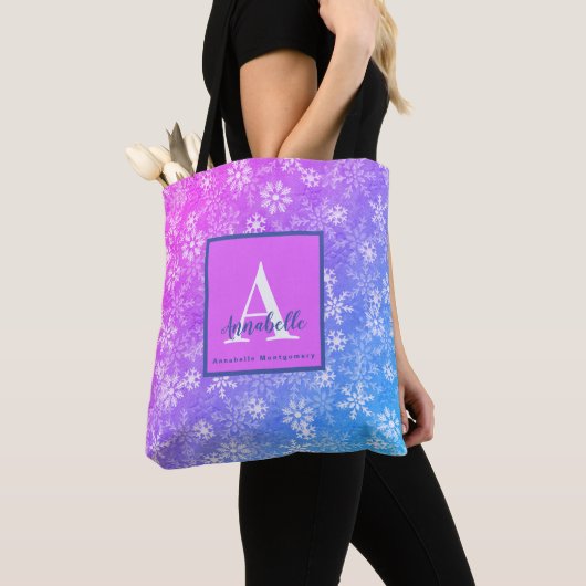 Colorful Snowflake Roze Paars Blue Monogram Naam Tote Bag (Dichtbij)