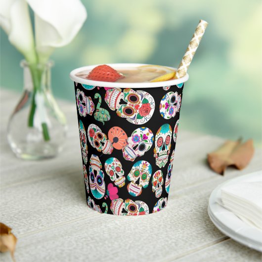 Colorful Sugar Skulls on Black Halloween Papieren Bekers (Insitu)