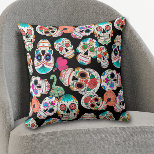 Colorful Sugar Skulls Pattern on Black Kussen