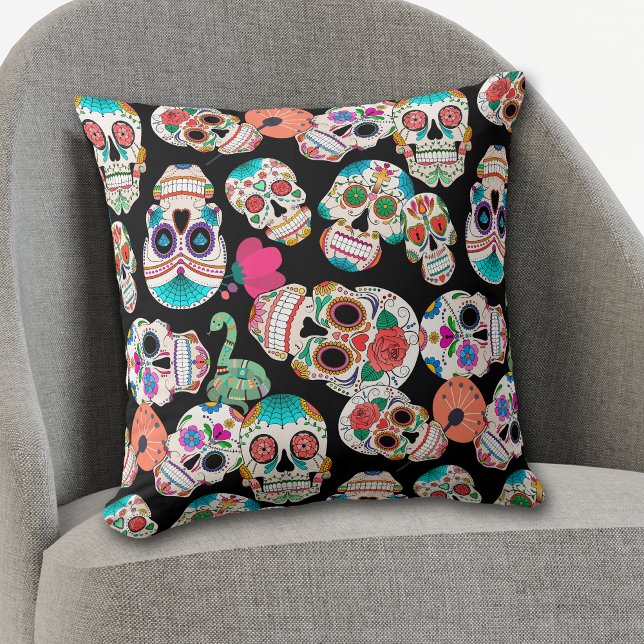 Colorful Sugar Skulls Pattern on Black Kussen (Creator heeft geüpload)