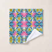 Colorful towel set with vibrant geometric pattern  bad handdoek (Wasdoekje)