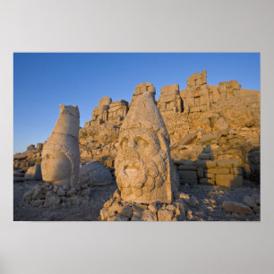 Colossale beelden van goden die de poster