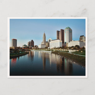 Columbus Ohio bij schemering Downtown Scioto rivie Briefkaart