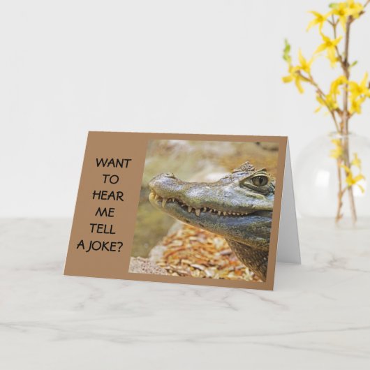 "COMEDIC CROCODILE" ZEGT DAT ZIJ BIRTHDAAG VOOR U KAART (Gele Bloem)