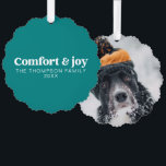 Comfort & Joy Modern Minimalistisch Blauwgroen Ker Ornament Kaart<br><div class="desc">Onze "Comfort & Joy Modern Minimalist Blauwgroen Christmas Ornament Kaart" brengt een vleugje eigentijdse elegantie aan uw feestdagen. Deze prachtige kaart heeft een blauwgroen kerstversiering, die gevoelens van sereniteit en vreugde oproept tijdens het vakantieseizoen. Het onbreekbare kerstornament en de gepersonaliseerde familie ornamenten met huisdieren creëer hebben een unieke en hartverwarmende...</div>