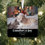 Comfort & Vreugde Foto en Naam Modern Kerstmis Metalen Ornament<br><div class="desc">Introductie van onze "Comfort & Joy" Black Photo and Name Modern Christmas Metal Ornament, een strakke en gepersonaliseerde toevoeging aan uw vakantie-inrichting. Dit fijn bewerkte metalen ornament heeft een eigentijds design met een klassieke zwarte tint, versierd met de hartverwarmende boodschap van "Comfort & Joy". Wat het echt bijzonder maakt, is...</div>