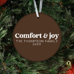 Comfort & Vreugde Moderne Minimalistische Bruine K Ornament<br><div class="desc">Introductie van onze Comfort & Joy Modern Minimalist Brown Christmas Ornament, een warme en stijlvolle aanvulling op uw vakantie-inrichting. Dit fijn vervaardigde ornament heeft een minimalistisch design met een rijke bruine tint, wat een gevoel van gezelligheid en rustieke charme oproept. Het draagt prachtig de hartverwarmende boodschap van "Comfort & Joy",...</div>