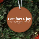 Comfort & Vreugde Moderne Minimalistische Kerstmis Ornament<br><div class="desc">Introductie van onze "Comfort & Joy Terracotta Modern minimalistisch kerstornament met foto", een warme en gepersonaliseerde aanvulling op uw vakantiedecor. Gemaakt met een minimalistisch design, straalt dit terracotta ornament gezellige charme uit en is versierd met de hartverwarmende boodschap van "Comfort & Joy." Wat het echt bijzonder maakt, is de mogelijkheid...</div>