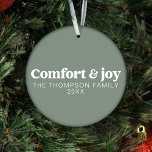 Comfort & Vreugde Moderne Minimalistische Sage Ker Ornament<br><div class="desc">Introductie van onze "Comfort & Joy Sage Green Modern Minimalistisch kerstornament met foto", een serene en gepersonaliseerde aanvulling op uw vakantiedecor. Gemaakt met een minimalistisch design, straalt dit wijze groene ornament rust uit en is versierd met de hartverwarmende boodschap van "Comfort & Joy." Wat het onderscheidt, is het vermogen om...</div>