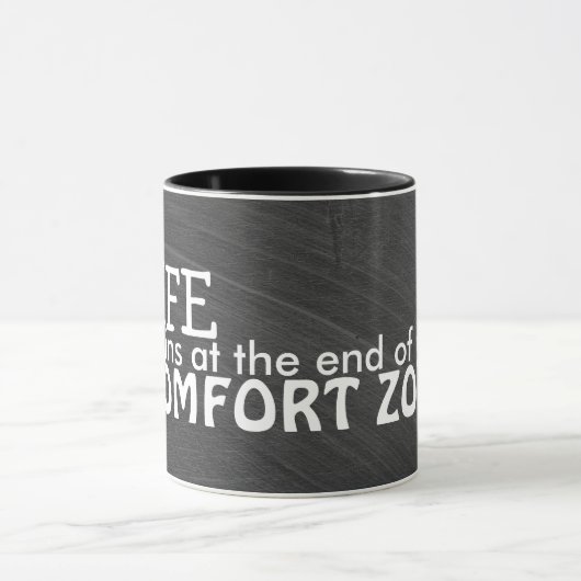 Comfort Zone-citaat op het bord Mok (Midden)