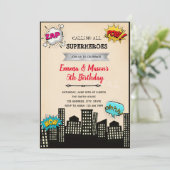 Comic held joint verjaardagsuitnodiging kaart (Staand voorkant)