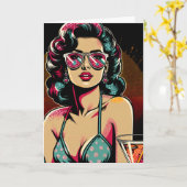 Comic Retro Pinup Meisje met een Cocktail Verjaard Kaart (Gele Bloem)