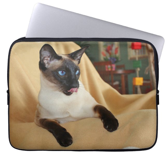 Comical Seal Point Siamese Cat Licking it's Nose Laptop Sleeve (Voorkant)