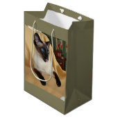 Comical Seal Point Siamese Cat Licking it's Nose Medium Cadeauzakje (Voorkant Gekanteld)