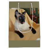 Comical Seal Point Siamese Cat Licking it's Nose Medium Cadeauzakje (Achterkant)