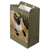 Comical Seal Point Siamese Cat Licking it's Nose Medium Cadeauzakje (Achterkant Gekanteld)