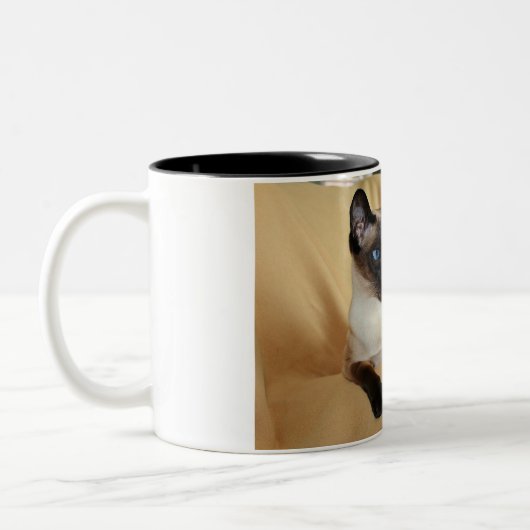 Comical Seal Point Siamese Cat Licking it's Nose Tweekleurige Koffiemok (Links)