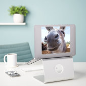 Comische Grijze Glimlachende Ezel Sticker (Laptop op bureau)