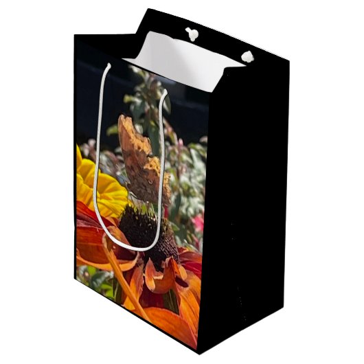 Comma Butterfly op een Rudbeckia-bloem Medium Cadeauzakje (Voorkant Gekanteld)