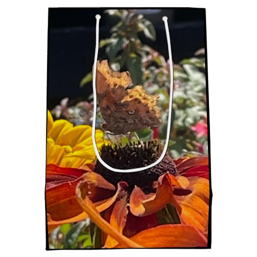 Comma Butterfly op een Rudbeckia-bloem Medium Cadeauzakje (Achterkant)